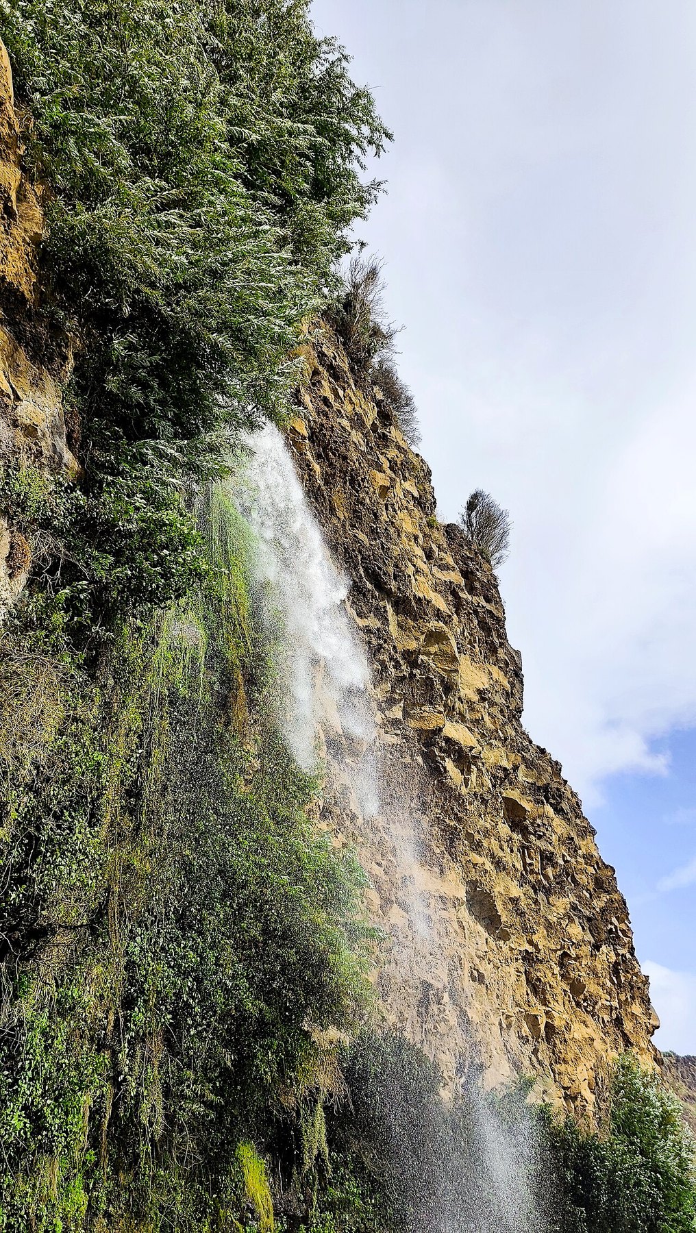 Водоспад Cascata dos Anjos над старою прибережною дорогою