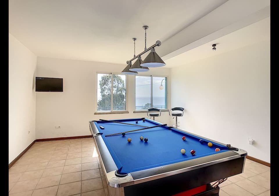 Ігрова кімната з більярдом у Villa Prainha